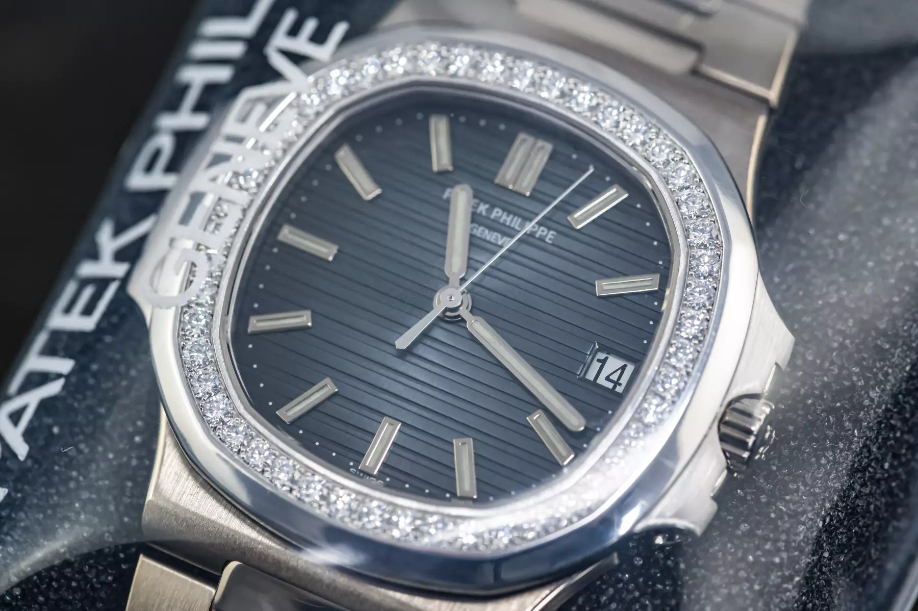 Patek Philippe 5713 very rare Nautilus sealed Diamond Bezel Whitegold