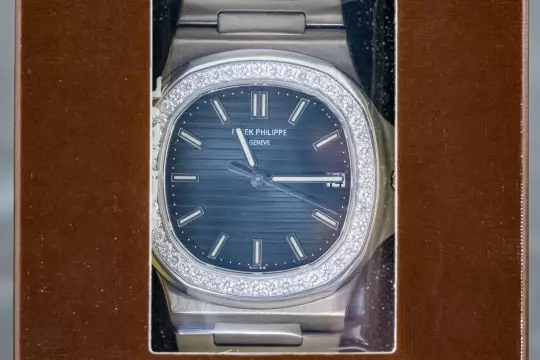 Patek Philippe 5713 very rare Nautilus sealed Diamond Bezel Whitegold photo 2