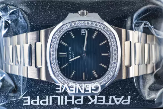 Patek Philippe 5713 very rare Nautilus sealed Diamond Bezel Whitegold photo 3