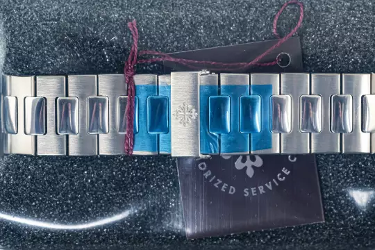 Patek Philippe 5713 very rare Nautilus sealed Diamond Bezel Whitegold photo 4