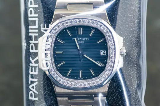 Patek Philippe 5713 very rare Nautilus sealed Diamond Bezel Whitegold photo 7